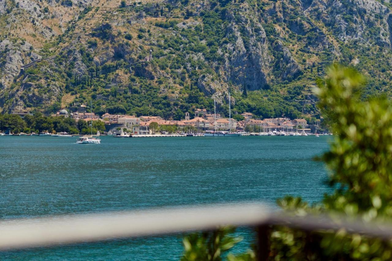 Apartment Aura With Sea View Cattaro Esterno foto